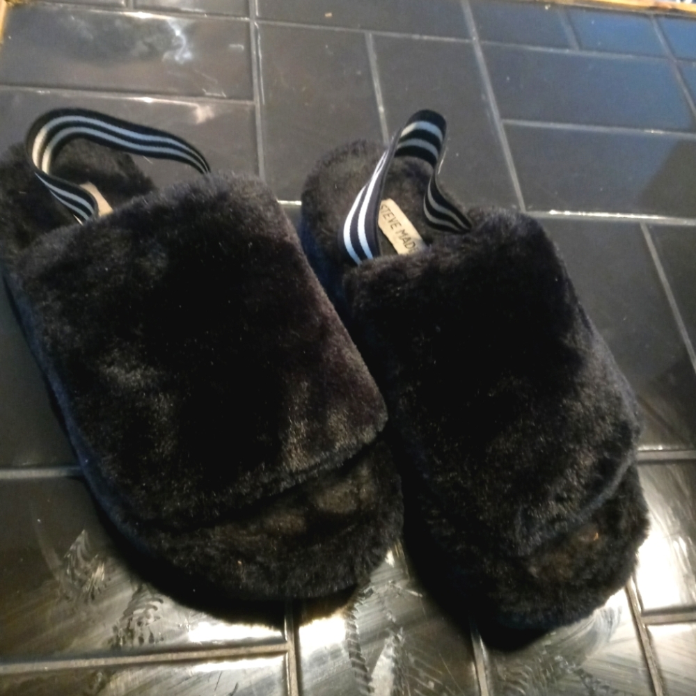Steve Madden fuzzy platform slides